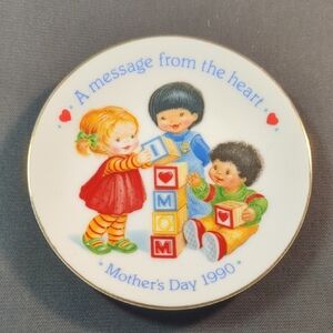 Avon Mother's Day 1990 Decorative Plate - Multicolor